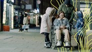 Die verletzte Kinderkrankenschwester Oksana aus der Ukraine sitzt im Rollstuhl und trifft in Hamburg ihre Kinder. © NDR Foto: Dennis Wienecke