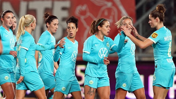 Die Frauen des VfL Wolfsburg beim CL-Spiel in Enschede (1:0). © Sports Press Photo Foto: Daniella Porcelli
