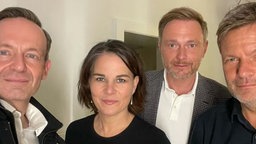 Volker Wissing (l-r), FDP-Generalsekretär, Annalena Baerbock, Bundesvorsitzende von Bündnis 90/Die Grünen, Christian Lindner, FDP-Vorsitzender und Robert Habeck, Co-Bundesvorsitzender von Bündnis 90/Die Grünen sind auf einem Selfie zu sehen, das FDP-Generalsekretär Wissing am 28.09.2021 auf seinem Instagram-Account veröffentlicht hat. © dpa Bildfunk 