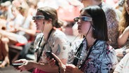 Theaterbesucher tragen eine spezielle VR-Brille um während eines Stückes Untertitel mitzulesen. © Epson/ Ian Wallman Foto: Epson/ Ian Wallman