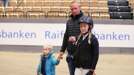 Klara und ihr Vater gehen den Parcours vor dem Wettkampf ab. © NDR Foto: Marina Heller
