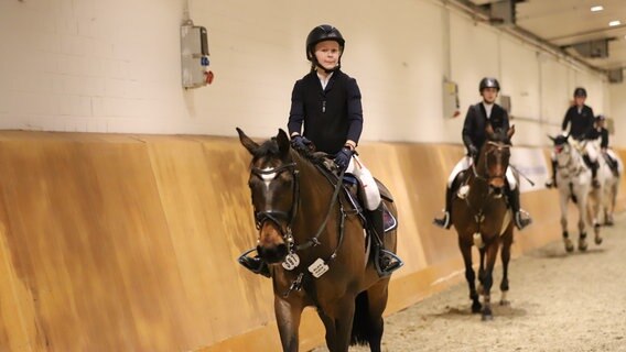 Klara und Stroller sind angespannt. © NDR Foto: Marina Heller