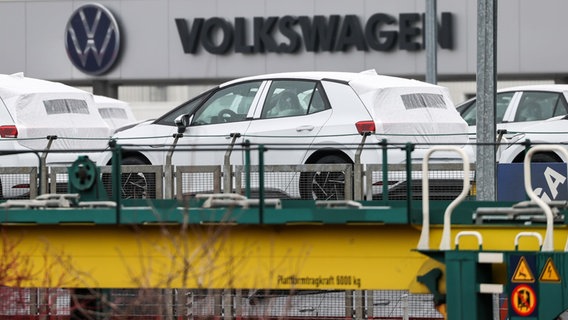 Züge mit Neufahrzeugen des Typs ID.3 stehen vor dem Zwickauer Volkswagen-Werk. © picture alliance/dpa/dpa-Zentralbild Foto: Jan Woitas