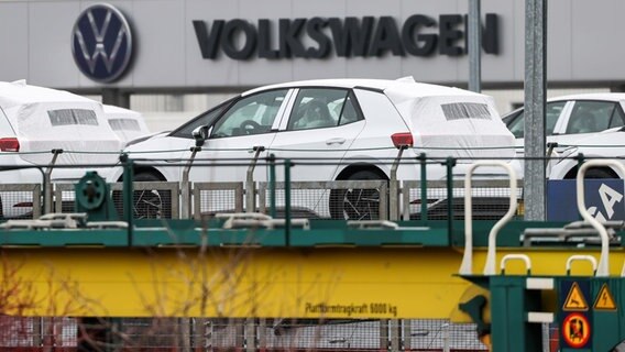 Kereta dengan kendaraan ID.3 baru berdiri di depan pabrik Volkswagen Zwickau.  © gambar aliansi / dpa / dpa-Zentralbild Foto: Jan Woitas