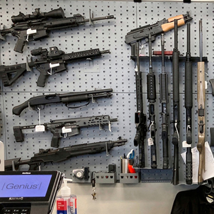 Schusswaffen werden in einem Waffengeschäft in Salem, Oregon, ausgestellt © dpa Foto: Andrew Selsky