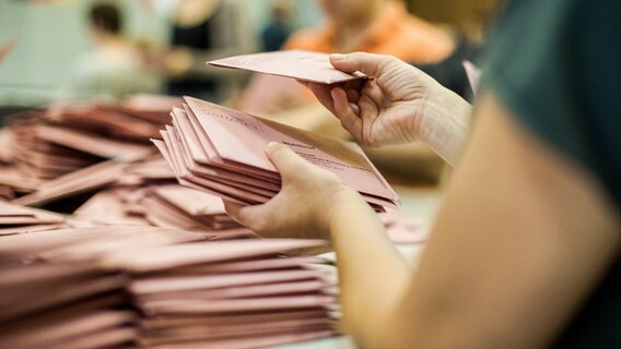 Eine Wahlhelferin sortiert Briefwahlstimmen. © dpa-Bildfunk 