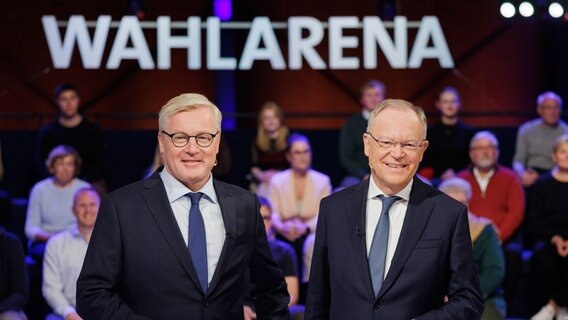 Niedersachsens Wirtschaftsminister Bernd Althusmann (CDU, l) und Niedersachsens Ministerpräsident Stephan Weil (SPD) stehen vor Beginn des TV-Duell zur Landtagswahl in Niedersachsen im NDR Studio in Hildesheim. © dpa Foto: Ole Spata