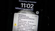 Eine Probewarnung, die über Cell Broadcasting versandt wurde, erscheint am bundesweiten Warntag als Push-Nachricht auf einem Smartphone. © Oliver Berg/dpa Foto: Oliver Berg