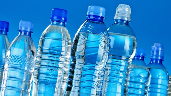 Mehrere Kunststoffflaschen mit Wasser. © fotolia.com Foto: monticellllo