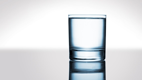 Ein Glas mit stillem Wasser. © fotolia.com Foto: chones