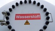 Auf einem großen Wasserstoffspeicher auf dem Gelände des Hybridkraftwerks Enertrag ist die Aufschrift "Wasserstoff" zu sehen. © picture-alliance Foto: Monika Skolimowska