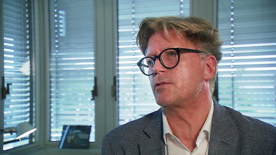 Andreas-Peter Weber (Jahrgang 1961) gibt ZAPP in seinem Büro ein Interview. © NDR Foto: Screenshot