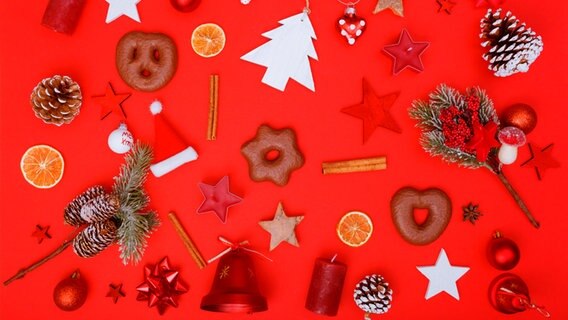 Weihnachtsdeko, Kerzen und Kekse auf rotem Hintergrund. © photocase Foto: MichaelJBerlin