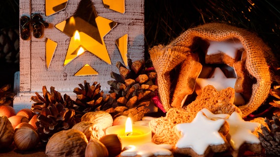 Weihnachtsgebäck, daneben eine Kerze und Laterne © picture alliance / Zoonar | Maurice Tricatelle Foto: Maurice Tricatelle