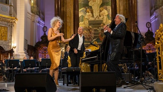 Sabrina Weckerlin, Joja Wendt und Stefan Gwildis singen zusammen im Michel © NDR Foto: Axel Herzig
