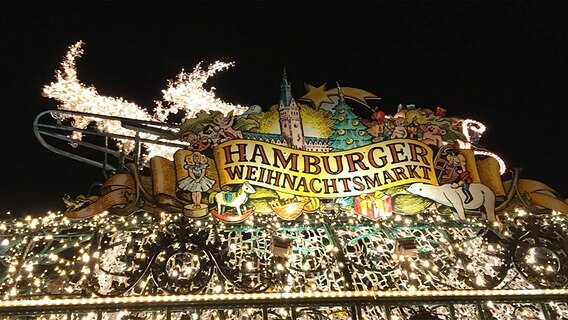 Der Weihnachtsmarkt auf dem Hamburger Rathausmarkt. © NDR Foto: Gitte Alpen