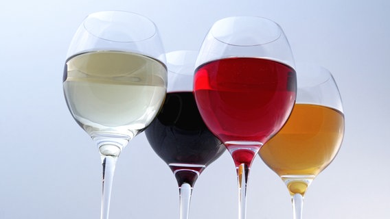 Vier Weingläser vor blauem Himmel. © Colourbox Foto: -