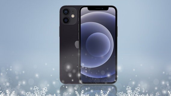 Apple iPhone 12 auf einem blauen Hintergrund mit Schneeflocken. © Apple/THeslMPLIFY von fotolia 