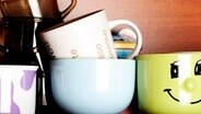Kaffeebecher im Schrank © colourbox Foto: -