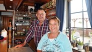 Manni und Rosi Peters, stehen hinter dem Tresen ihres Dorfkruges in Büttel © NDR Foto: Carsten Rauterberg