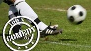 Beine eines Fußballspielers auf dem Platz © fotolia Foto: Fotopfeifer