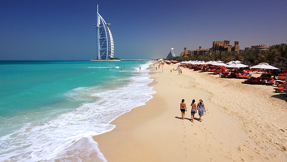 Der Strand von Dubai: Der Urlaub entwickelte sich zum Alptraum. © picture-alliance / Bildagentur Huber 