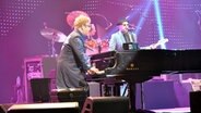 Elton John steht neben seinem Flügel. © NDR Foto: Samir Chawki