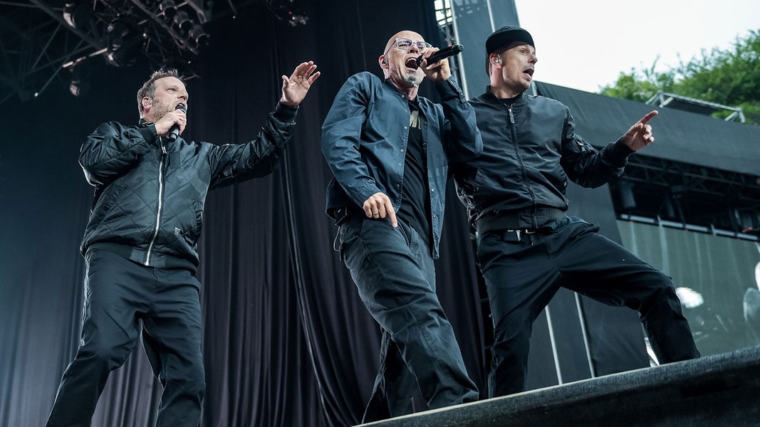 Michi Beck, Thomas D. und Smudo von der deutschen Hip-Hop-Band Die Fantastischen Vier bei einem Auftritt auf der Freilichtbühne in Bad Segeberg.