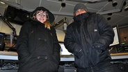 Julia Torn und Jan Bastick stehen mit Winterjacke Studio © NDR Foto: Rafael Czajkowski