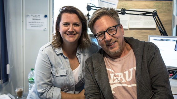Die Moderatoren Jan-Malte Andresen und Maja Herzbach beim Gespräch im NDR 1 Welle Nord Sendestudio. © NDR Foto: Janis Röhlig