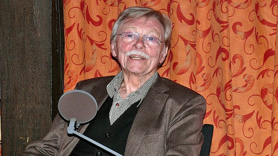 Uwe Friedrichsen mit Mikrofon als Sprecher. © NDR 