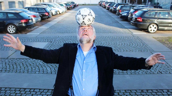 Gerd Spiekermann jongliert einen Fußball auf seinem Kopf. Gerd Spiekermann jongliert einen Fußball auf seinem Kopf. © NDR