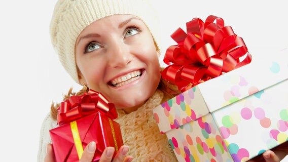 Eine Frau freut sich über Geschenke. © imago images Foto: Panthermedia