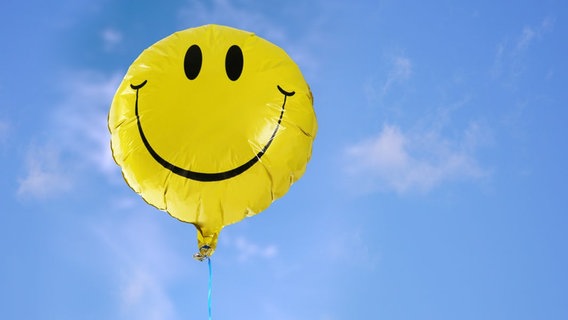 Ein Smiley Luftballon. © fotolia Foto: Stephen Coburn