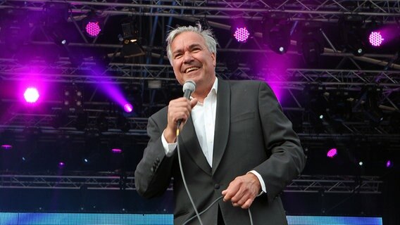 Stefan Gwildis singt auf der NDR-Bühne auf der Kieler Woche © NDR Foto: Oke Jens