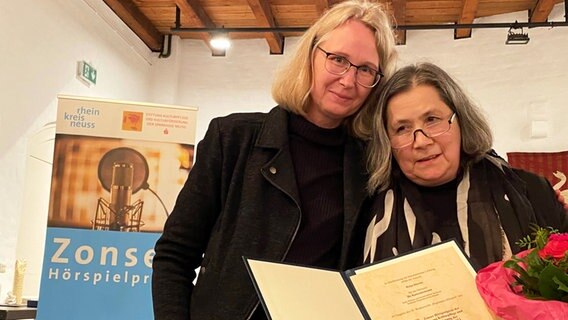 Autorin Helga Bürster (re.) mit dem Zonser Hörspielpreis 2023. © NDR Foto: Christoph Ahlers