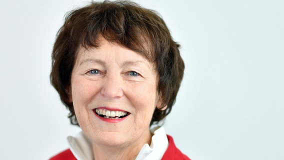 Irene Johns, die Landesvorsitzende des Kinderschutzbundes, lächelt in die Kamera. © Kinderschutzbund Landesverband Schleswig-Holstein Foto: Monika Keichel
