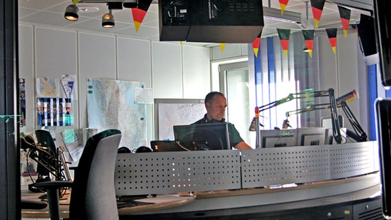 Jan Bastick an seinem Arbeitsplatz im Studio © NDR Foto: Juliane Thomas