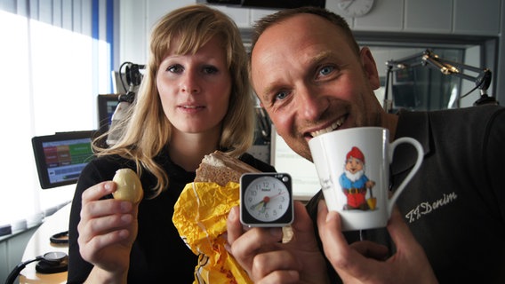 Jan Bastick und Julia Torn  im Studio © NDR Foto: Juliane Thomas