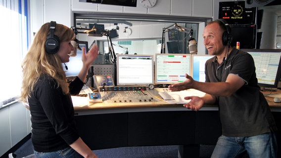 Jan Bastick und Julia Torn  im Studio © NDR Foto: Juliane Thomas
