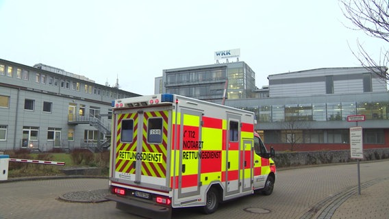 Ein Rettungswagen vor dem Westküstenklinikum in Heide. © NDR Foto: NDR