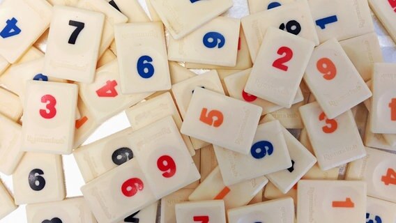 Viele Spielsteine mit den Ziffern 1 bis 9 liegen auf einem Tisch © NDR Foto: Juliane Thomas