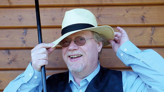 Porträt von Jürgen Kropp mit Hut Porträt von Jürgen Kropp mit Hut © Karl-Heinz Langer