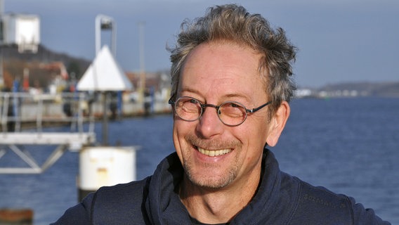 Ein Porträt von Achim Kussmann vor dem Kieler Hafen © NDR Foto: Lornz Lorenzen