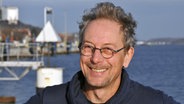 Ein Porträt von Achim Kussmann vor dem Kieler Hafen © NDR Foto: Lornz Lorenzen