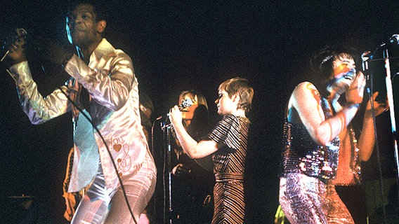 Die aus internationalen Sängern und Sängerinnen bestehende Musikgruppe "Les Humphries Singers" bei einem Auftritt am 12.2.1973. © dpa - Bildarchiv 
