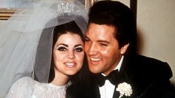 Elvis Presley und seine frisch angetraute Ehefrau Priscilla Beaulieu posieren nach der Trauung am 1. Mai 1967 in Las Vegas für das Hochzeitsfoto. © dpa - Bildarchiv 