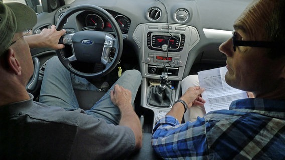 Zwei Männer unterhalten sich im Auto © NDR Foto: Juliane Thomas