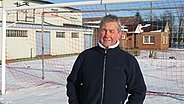Olaf Mikosch, Gemeindearbeiter aus Arlewatt vor einem Fußballtor © NDR Foto: Claudio Campagna