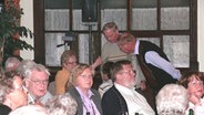 Das Publikum genießt das Programm von Ines Barber und Jan Graf in Molfsee "Ünner't Strohdack". © NDR Foto: Gyde Jensen